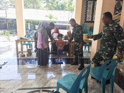 Menyentuh Hati Warga dengan Layanan Kesehatan, TNI Bersama Bidan Desa dan Kader Posyandu Gelar Posyandu di Desa Penambangan