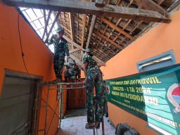 TNI Laksanakan Karya Bakti Bangun RUTILAHU untuk Ibu Kelli di Balongbendo