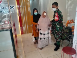 Anggota Koramil 0816/14 Taman Dampingi Kegiatan Bakti Sosial Kesehatan Operasi Katarak dan Pterigium.