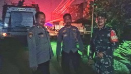 Kepedulian Babinsa Bantu Padamkan Kebakaran Rumah Warga
