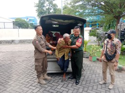 Peduli Kesehatan ODGJ, Peltu Lukman.N Babinsa Koramil 05/Tulangan, Bantu Evakuasi Ke Rumah Sakit Jiwa Menur Surabaya