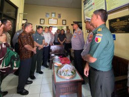 Danramil 0816/15 Sukodono Bersama Muspika Berikan Ucapan Selamat HUT Bhayangkara Ke-78
