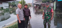 Peltu Lukman Babinsa Koramil 0816/05 Tulangan Melakukan Pemantauan Luapan Air Sungai di Desa Binaan