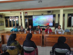 Babinsa Dampingi Pemdes Kebaron Dalam Menyerahkan Bansos Daging Ayam Kepada Warga