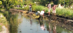 Babinsa bersama warga binaan kerja bakti bersihkan sampah di sungai