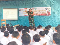Babinsa Ramil 0816/07 Krembung Laksanakan giat Wasbang di SMPN 1 Krembung