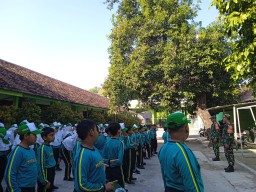 Menyongsong Tahun Ajaran Baru 2024-2025//MPLS Tanamkan Kedisiplinan, Babinsa Berikan Materi PBB Pada Siswa SMPN 1 Tulangan