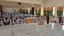 Danramil 0816/11 Tarik Berikan Materi Wasbang Kedisplinan Guna Menunjang MPLS Di SMAN 1 Tarik