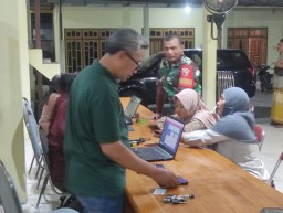 Pendampingan Babinsa Kepada Tim Disdukcapil Dalam Aktifasi &amp; Verifikasi Data Digital Kependudukan Warga Desa