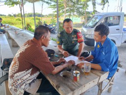 Babinsa Koramil 0816/12 Prambon Bersama PPL dan Kelompok Tani Pantau Saluran Irigasi di Desa Jati Alun Alun