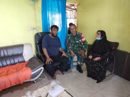 Babinsa Koramil 0816/15 Sukodono Bersama Anggota Polsek Bebaskan Korban Penyekapan Di Desa Sambungrejo