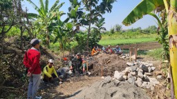 Sertu Rudianto Babinsa Kepuhkemiri Bantu Warga Bangun Rumah Pompa Air