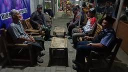 Serma Kudhori Babinsa 05/Tulangan Berkolaborasi Dengan Polsek Mendampingi Pemdes Modong Tertibkan Kafe Di Wilayah Binaan