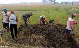 Tingkatkan Swasembada Pangan, Babinsa Koramil 0816/11 Tarik Dampingi Poktan Pembuatan Pompa Irigasi