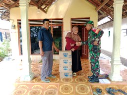 Babinsa Koramil 0816/13 Wonoayu dan Pemdes Simoketawang Berikan Santunan Kematian