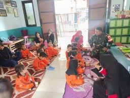 Babinsa Koramil 0816/14 Taman Edukasi Anak-Anak TK/KB Akasia Tentang Tugas dan Fungsi TNI