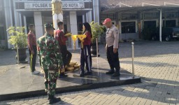 Babinsa Koramil 0816/01 Sidoarjo melatih Paskibra HUT RI ke 79 kecamatan Sidoarjo.