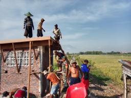 Serma Sukardi Babinsa Koramil 05 Tulangan Dampingi Dan Monitoring Perkembangan Pembangunan Rumah Pompa Air Didesa Binaan