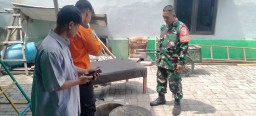 Babinsa Boro Bersama Warga Dan Dinas Terkait Mengecek Air Sumur Yang Suhunya 60 Derajat Celcius