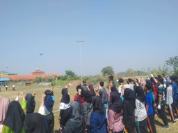Danramil 0816/11 Tarik Tinjau Latihan Pasukan Pengibar Bendera Kec. Tarik