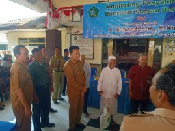 Babinsa Koramil 0816/01 Sidoarjo dampingi pembagian pangan.