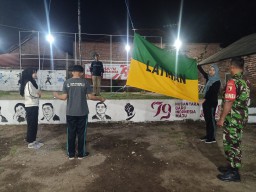 Babinsa Koramil 0816/01 Sidoarjo melatih kader pengibar bendera HUT RI ke 79 tingkat kelurahan.