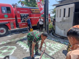 Tanggap kebakaran rumah Babinsa Koramil 0816/01 Sidoarjo ikut padamkan api.