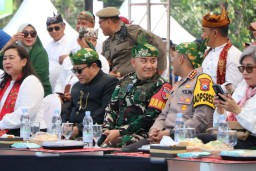 Dandim 0816/Sidoarjo Letkol Inf Dedyk Wahyu Widodo Meriahkan Shining Jayandaru Sidoarjo Carnival 2024 dengan Semangat Pelestarian Budaya Lokal