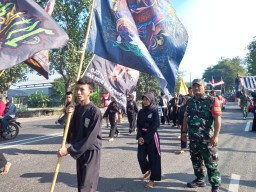 Meriahkan HUT ke-79 RI, Babinsa Krian Serda Ari Setyo Dampingi Warga Tropodo dalam Jalan Sehat dan Karnaval