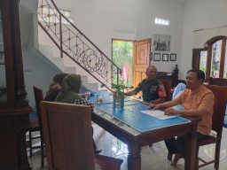 Babinsa Simoketawang Sertu Imam Arifin Perkuat Silaturahmi dan Pantau Kondisi Wilayah di Dusun Jarakan