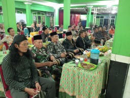 Meriahkan HUT Kemerdekaan RI Ke 79, Danramil &amp; Babinsa Serta Polsek Tulangan Pendampingan Wilayah Binaan Gelar Wayang Kulit