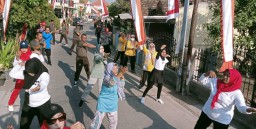 Anggota Koramil 0816/06 Tanggulangin Mlaks Senam SKJ Bersama Forkopimka Dan Masyarakat