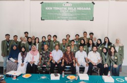 Hadiri Penutupan Kuliah Kerja Nyata KKN UPN Veteran Surabaya Babinsa 0816/01 berikan pesan keamanan.