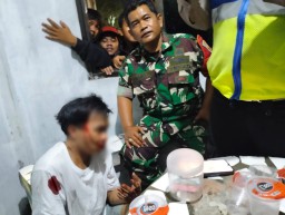 Babinsa Koramil 0816/01 mengamankan pelaku penjabretan HP di Sidokare Sidoarjo.