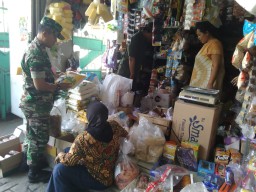 Babinsa Koramil 0816/3 Buduran Pantau Harga Sembako di Pasar Tradisional Damarsi