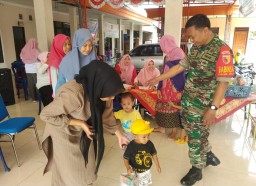 Upaya Tak Kenal Lelah, Babinsa Peltu Hadi Susilo Bersama Masyarakat Berhasil Tekan Angka Stunting di Balongbendo