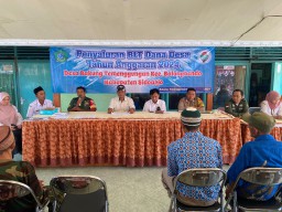 Babinsa Koramil 0816/10 Balongbendo Dampingi Penyaluran BLT-DD Tahap III, Bantu Warga Desa Bakung Temenggungan