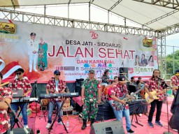 Babinsa Koramil 0816/01 Sidoarjo berikan pengamanan karnaval dan pawai budaya HUT RI ke 79 di desa Jati Sidoarjo.