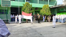 Babinsa Koramil 0816/12 Prambon, Serka Ahmad Dede, Hadiri Upacara Bendera di SMK Maarif NU Prambon Sidoarjo
