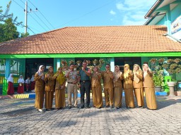 Sarana Komsos Koptu Ikwan Babinsa Koramil 0816/05 Tulangan Pimpin Upacara Di SDN Wilayah Binaan