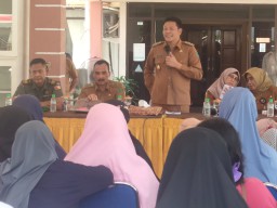 Danramil 0816/01 Sidoarjo dampingi PLT.Bupati Sidoarjo pemberian bantuan pangan kepada anak stunting.