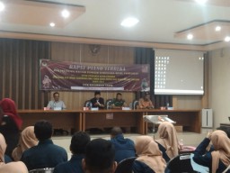 Danramil 0816/11 Tarik Hadiri Rapat Pleno Terbuka Rekapitulasi Daftar Pemilih Hasil Pemutakhiran DPHP Di Ruang Rapat Kec. Tarik