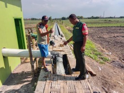 Pastikan Berfungsi Dengan Baik, Babinsa Koramil 05/Tulangan Pendampingan Cek Pompa