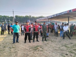 Kopka Winandar Babinsa Koramil 0816/09 Krian Hadiri Jalan Sehat Peringatan HUT RI Ke-79 di Desa Junwangi