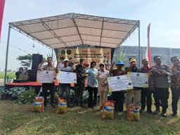 Dandim 0816/Sidoarjo melaksanakan Gerakan Pengendalian OPT Tikus di Desa Kedungboto Porong