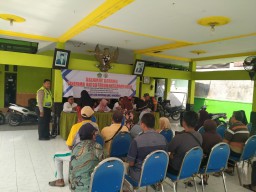 Babinsa Lajuk Dampingi Penyerahan BLT-DD untuk 88 Warga Desa Lajuk Kecamatan Porong