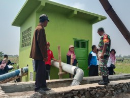 Serma Sukardi Babinsa Kepatihan Pendampingan Tim Monev Tentang Pompanisasi Dari Inspektorat Kabupaten Sidoarjo Yang Di Pimpin Bapak H. Sapii