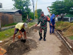 Babinsa Koramil 0816/06 Tanggulangin Bantu Warga Pemasangan Pavingisasi di Desa Kalisampurno