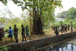 TNI dan Warga Desa Gempolklutuk Bersinergi, Karya Bakti Perkuat Kebersamaan dan Gotong Royong