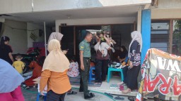 Babinsa Koramil 0816-04/Porong Bantu Kelancaran Posyandu Lansia dan Balita di Kelurahan Gedang